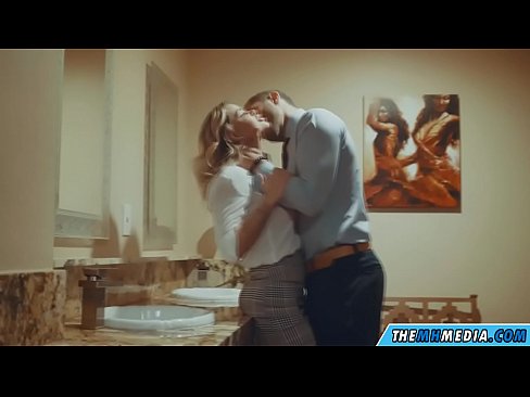 ❤️ Pamene blonde wabusty akunyengererani m'chimbudzi cha anthu onse Zolaula zamatako pa ife% ny.tubsexercom.ru% ❤
